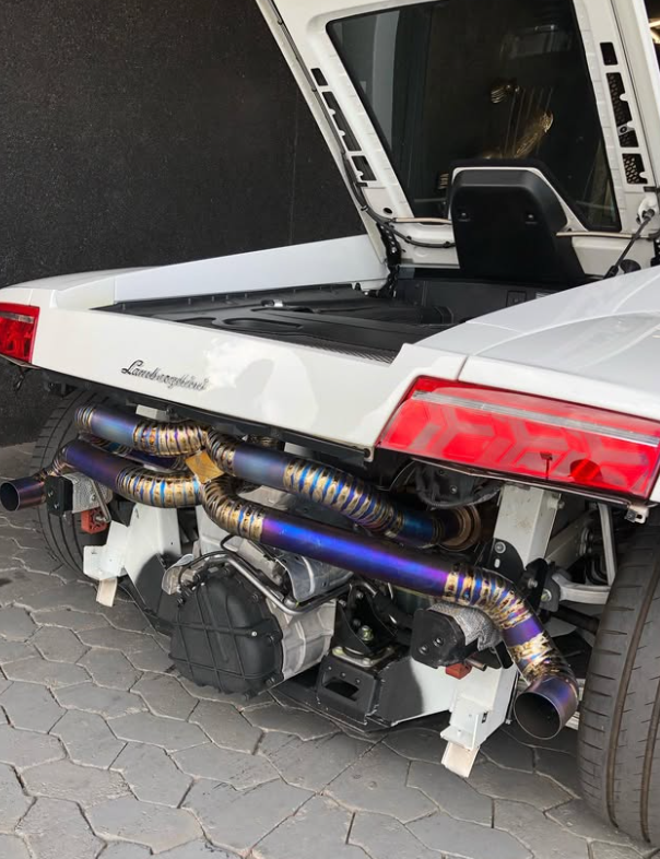 Carro com escapamento Elite Exhaust